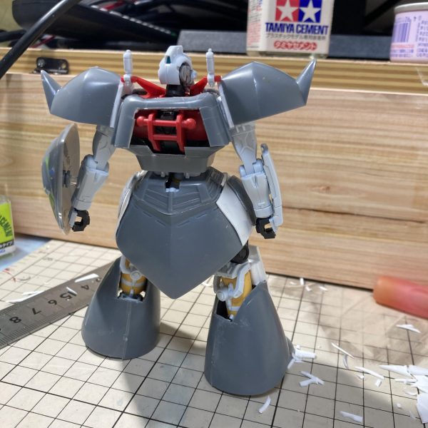 誰がやるだろうと思いつつもやってしまいました。旧キットゲルググのサイズ感がちょうど良い感じですが、頭は流石に格納出来なかった。ジークアクスのゲルググは加工せずに着せることが目標です。（2枚目）