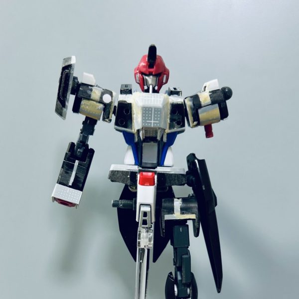 肩の丸みがある程度出てきたかなといったところ腰のサイドアーマーは、元々のサーベルラックを切り飛ばして下に延長〜ふくらはぎの長さくらいを目指してみるか…（1枚目）