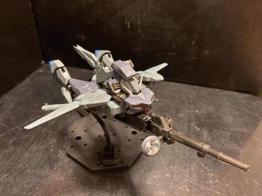 WR形態。頭部は完全には収納しないです。可変方法はざっとZ−Plusに準拠。