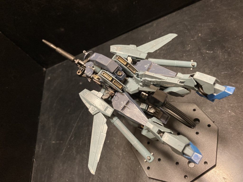 上部から。脚の変形がちょっと複雑。脚の付け根は実は胴体に繋がってません。どこにというと腰のアーマーに接続されてます。写真じゃわかりにくいですね〜。