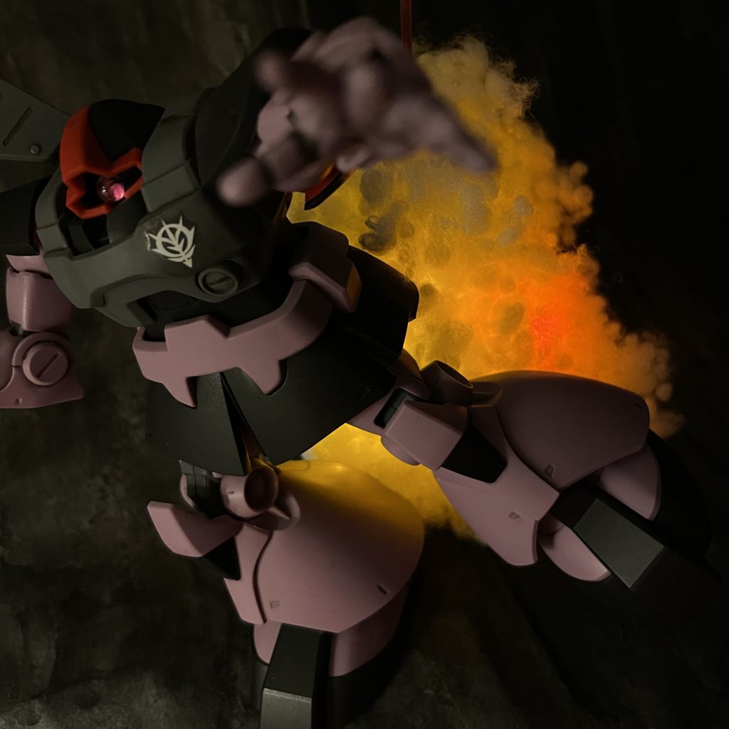 着弾の瞬間です。母艦の爆炎に吹き飛ばされるリックドムをイメージしています。