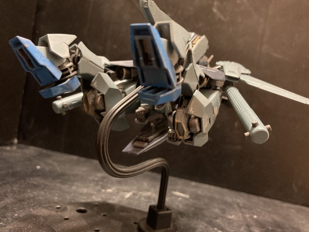 後ろから。脚の可変が見えますね。ちゃんと折りたたんでますよ。