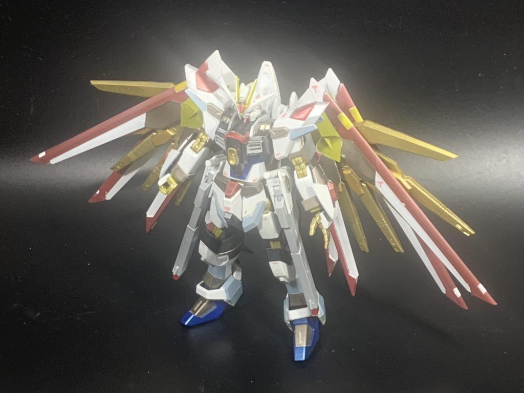 今回は形状変化はおろかディティールアップもしておりません。このマイティ―スタライクフリーダムはとにかく素でカッコいいので私が余計な手を加えると逆にカッコ悪くなってしまうのでは⁉と思い、金属風のキャンディ塗装で配色のみ少しオリジナルで製作しています。
