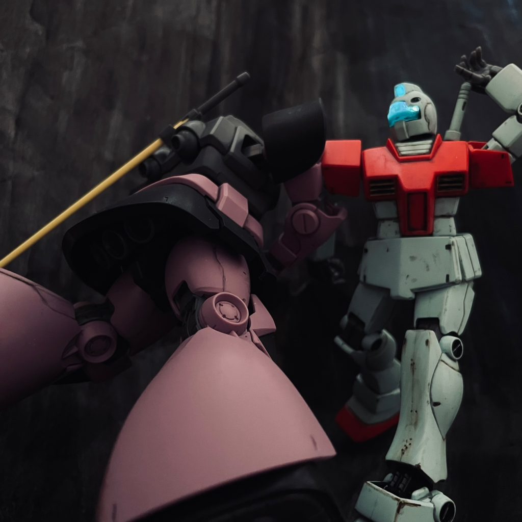 量産型同士の戦闘も見どころの一つでした。リックドムを交わしつつビームサーベルを抜くジムです。ジムはカメラを点灯させると表情が一変します。こちらも復讐のレクイエムでのジムの描写が気に入り試してみました。兵器のイメージが増したと思います。