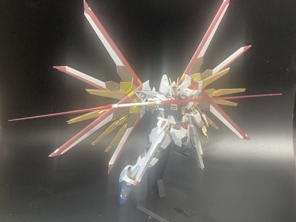 ビームサーベルを構えるマイティ―スタライクフリーダム。少し光飛びしているのは撮影者の腕が未熟なせいです。