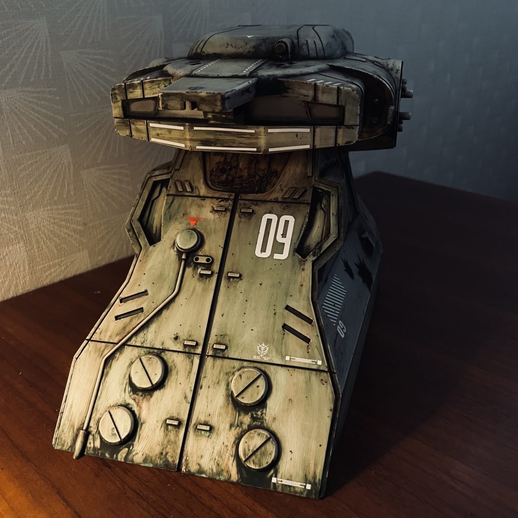 アークエンジェルは当然に真っ白なのでアクリルのグリーンを下地に塗ってからマルチブラウンを全体に馴染ませています。その後ガンダムマーカーのブラウン、カッパーでチッピングを施しています。