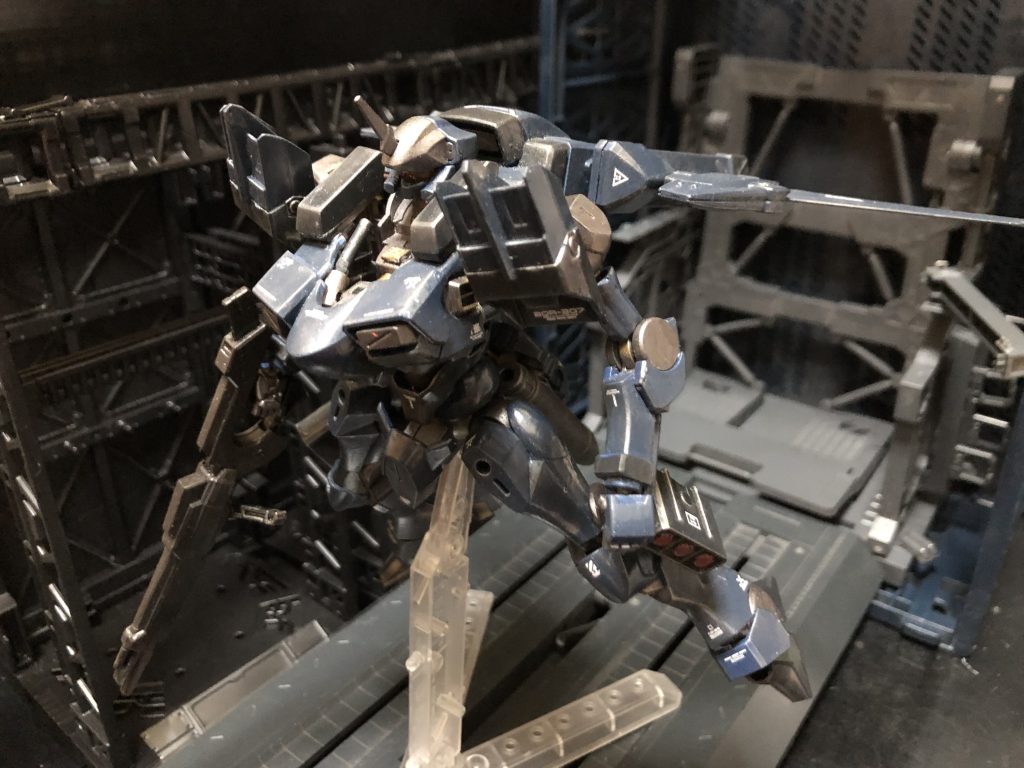 航空機として軽量に設計し直しされている為、装甲の軽量化されているのと同時に推進スラスターの増加がされている。