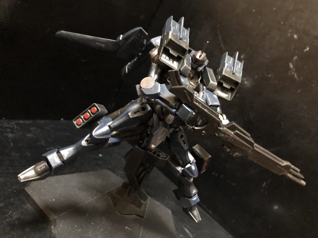 武装も遠距離を重視したものになっており、従来のビームライフルに遠距離用バレルを仕様する。脚には小型ミサイルポッドを装備。