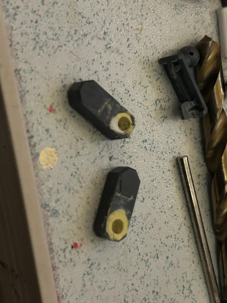 プラズマ収束砲のウイング接続軸が勿体無いと思ったので、イオリくんから拝借しました初のパテ埋め！！削るの気持ちええ…