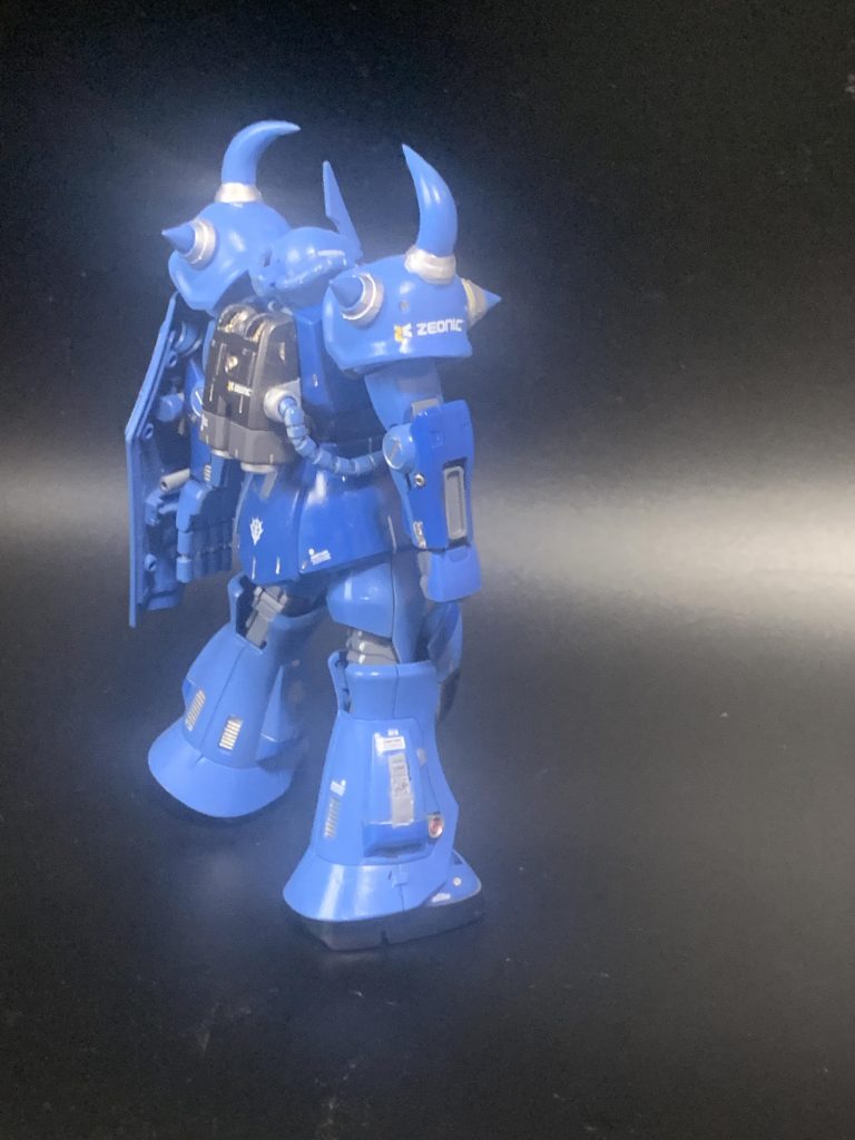 バックショット。グフ特有の男らしさというか悲哀を感じます。あくまで私の個人的感想なのでご容赦を(zaku-kao4)