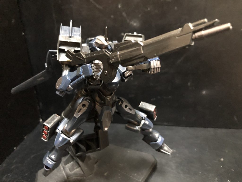 遠距離狙撃をする為、ライフルは両手持ちとなる。