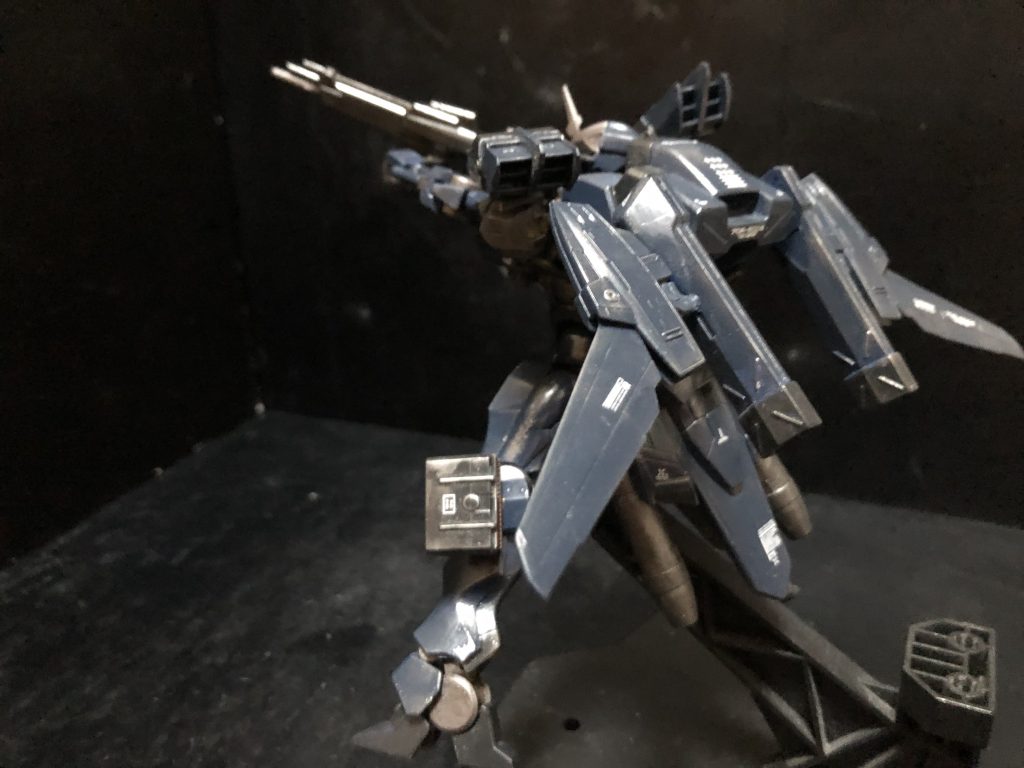 背面スラスターサイドに可変ウイングを装備。