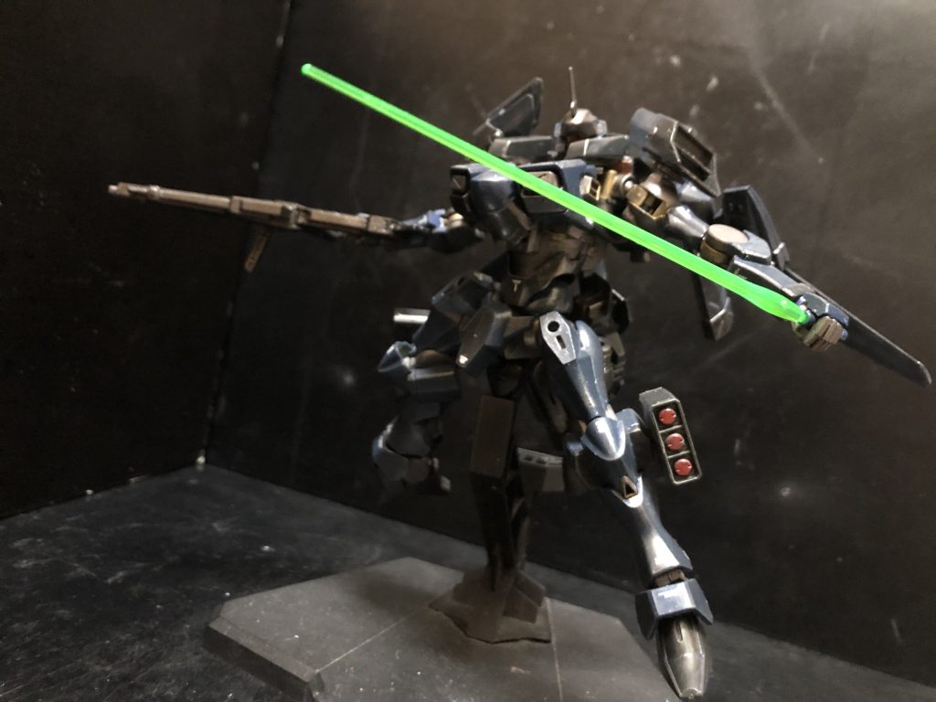 接近戦用にビームサーベルを装備。通常のザウォートと共有のものである。