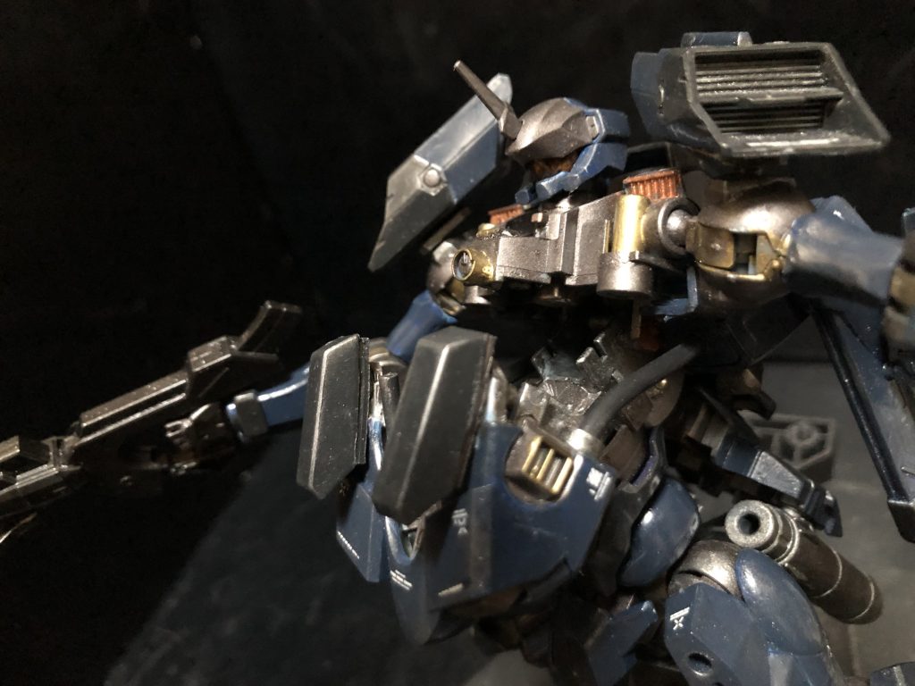 可変ギミックとして、前面装甲が開く様になっている。