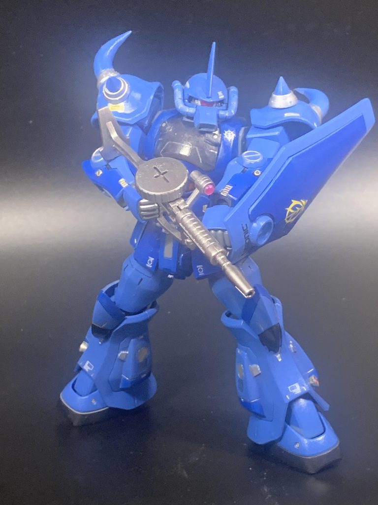 ザクマシンガンを構えるグフ。私の撮影技術が未熟なせいであまり決まっていません。