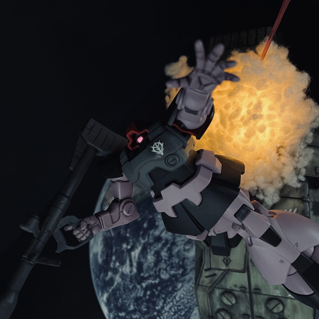 真上からビームライフルを撃ち込まれるカットをイメージしています。