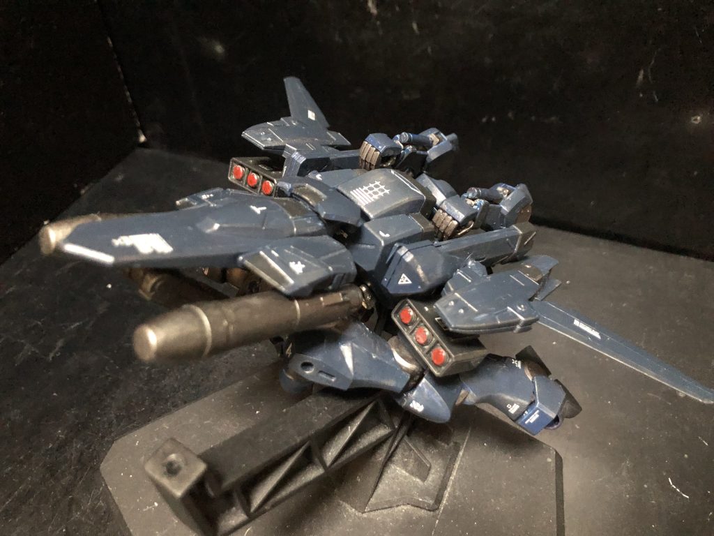 戦闘機形態。MS時と前後逆となるトリッキーな可変となる。