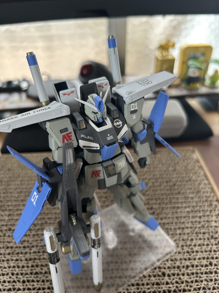 ダブルゼータ3体目なので、トリコロールカラー飽きてしまい、ネットで作例見てこの色に。デカールないとのっぺりしていて今ひとつでしたダブルビームライフルとビームサーベルも完成しました。ここにもデカール貼るかは悩み中