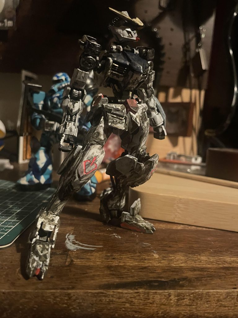 汚れた後ですね。バルバトスは一番好きなガンダムです。もっと上手く塗装がしたいです