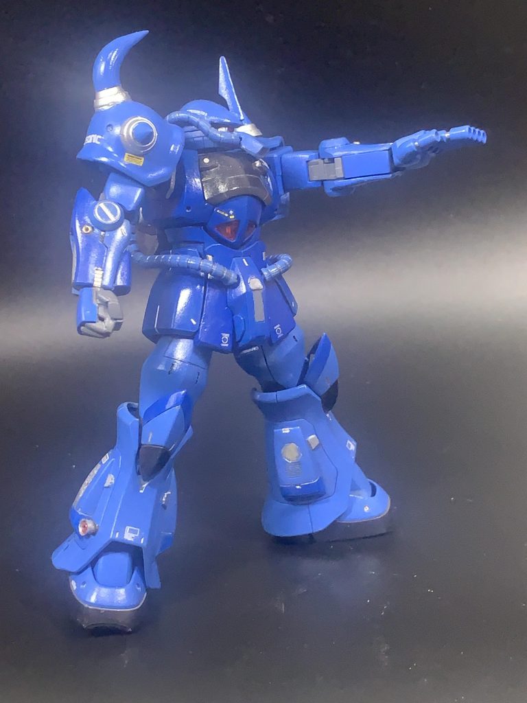 左腕に装備されている五連装ガトリング75㎜機関砲を構えるグフ。