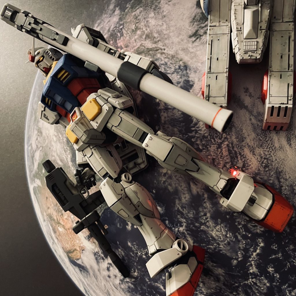 航空灯を置いてみたバージョンです。後方にはEXモデルのホワイトベースを配置しています。