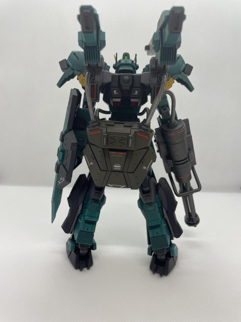 背面には新型バッテリーの試作型をイメージしたモノを…。