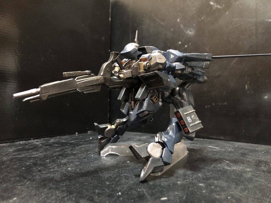 空中からの強襲用としてガウォーク形態をとる事が可能。