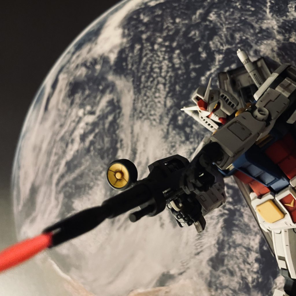 「一撃、一撃で撃破か。。?」シャアの目の前でスレンダーのザクを破壊するガンダムをイメージしています。ビームライフルの発射音は何故か忘れられません。いまだにふと口をついてでます。ジークアクスでも同じ効果音が使われていたのには感激しました。ちなみにモビルスーツ同士が接触する際のあの音もコピーされていました。ジークアクス制作の方々のオリジナルへの愛を感じます。