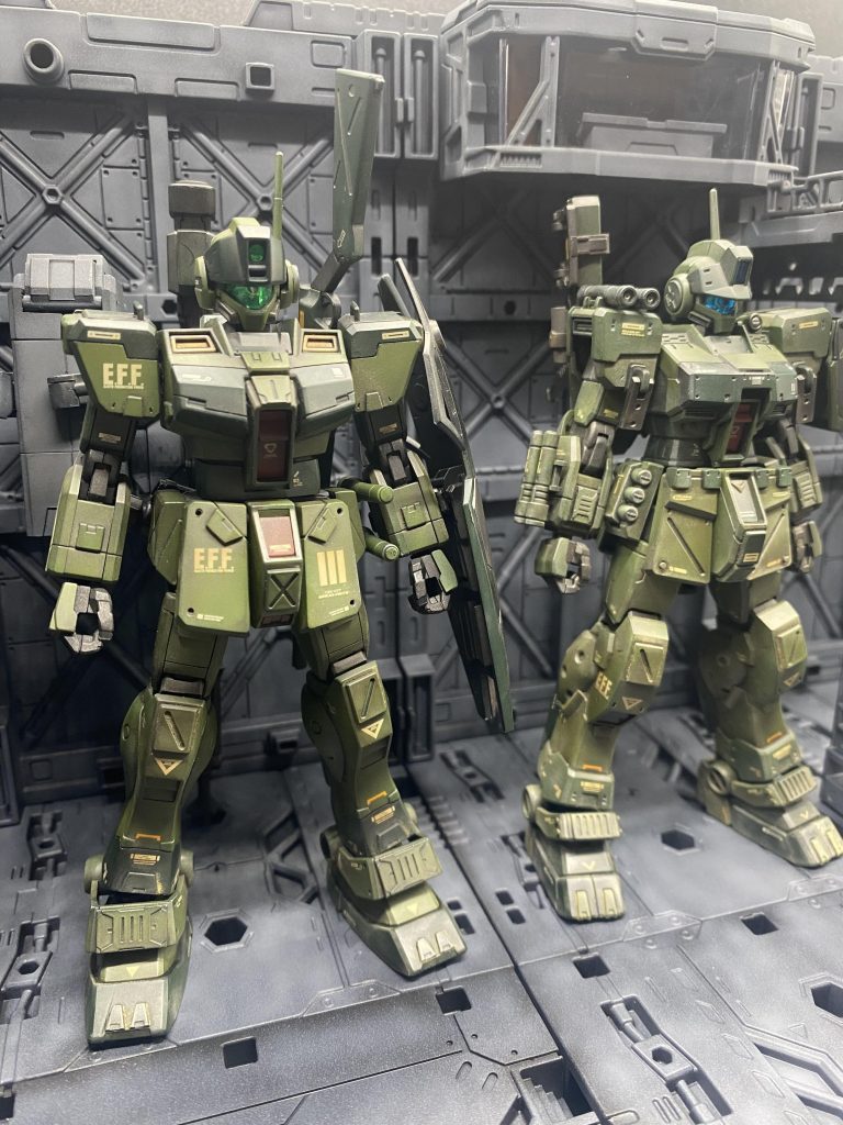 最後に2機揃って、ディスプレイベースにて。いろいろ、製作プランを思いついても、先人の方々がやられたりすることがあるので、ドキっとすることがありますが… これからも楽しくガンプラを作っていこうと思います。最後までお付き合いいただき、ありがとうございました。