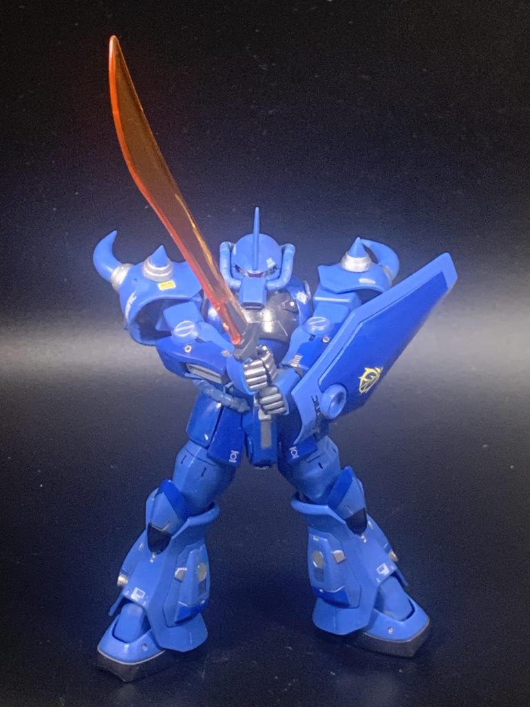 ヒートサーベルを構えるグフ。アムロガンダムとの最終決戦が思い出されます。