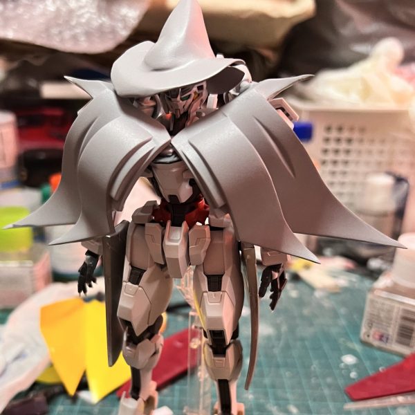前回投稿した魔女っ子キャリバーンの続報になります🙇‍♂️BB戦士のスピリッツ武者トウジマル（当て字忘れました）などの部品を使って魔女ぽく貼り付けていってます。靴はハイヒール型にして先端は鋭角&カールさせてます。これは譲れない魔女要素です。グレーサフの状態だと魔女と言うより浮浪者みたいですね😅 （1枚目）