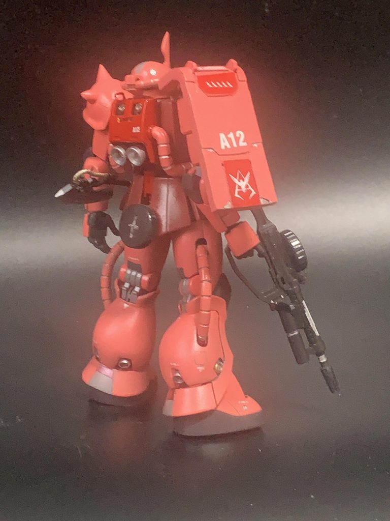 バックショット。アスリートのように肥大化したふくらはぎが何ともそそる。う~んやはりザクはいい‼