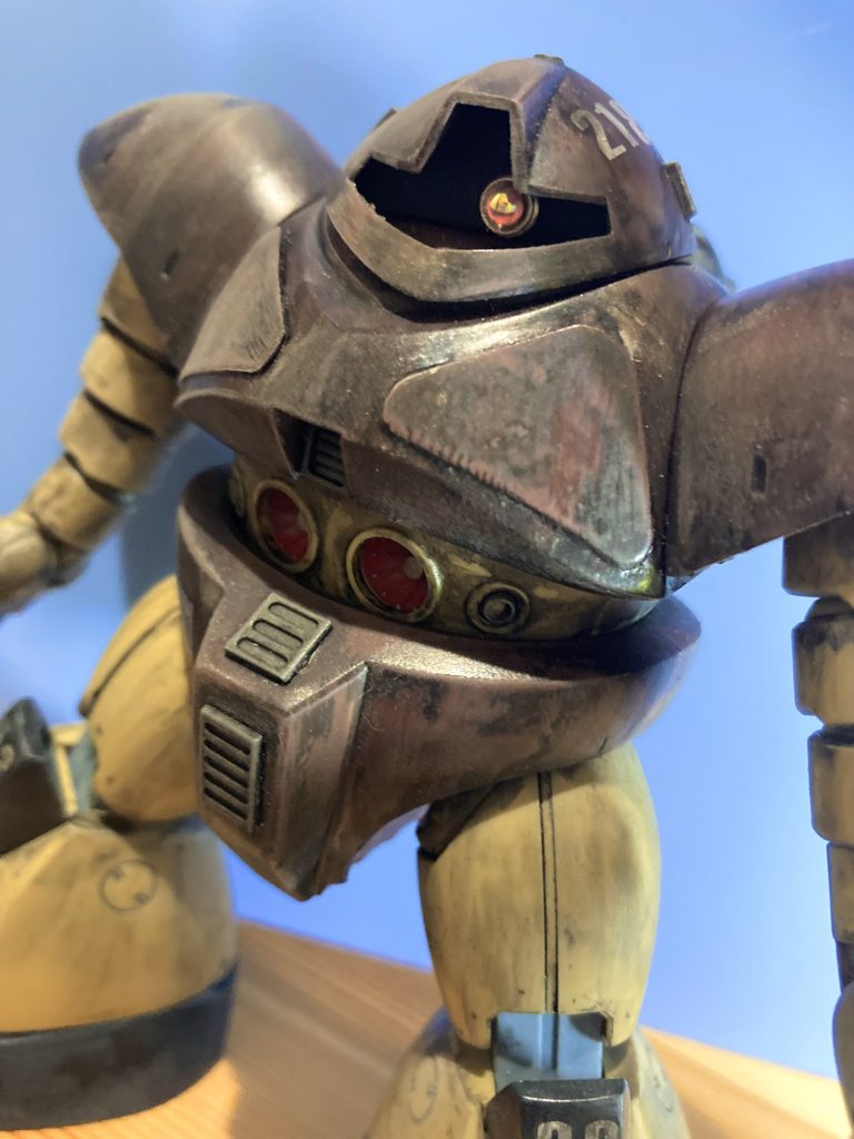 アップ(zaku-kao5)胸にプラ板でペタリとコックピットハッチの所と股にディテールupパーツとメガ粒子砲？の横の小さい穴にもちょいとあとはモノアイはハイキューパーツの組み合わせたものだったかな(zaku-kao1)