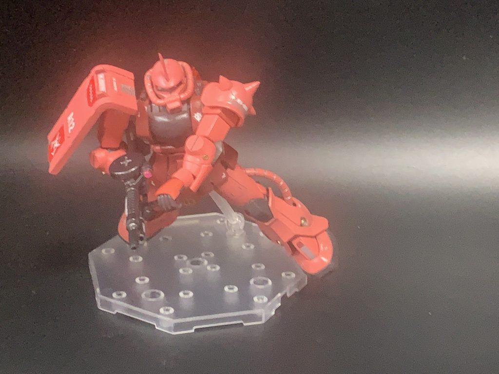 ザクマシンガンを構えるシャア専用ザク。性能差をものともせず初期のアムロガンダムを翻弄する姿は本当にしびれました。