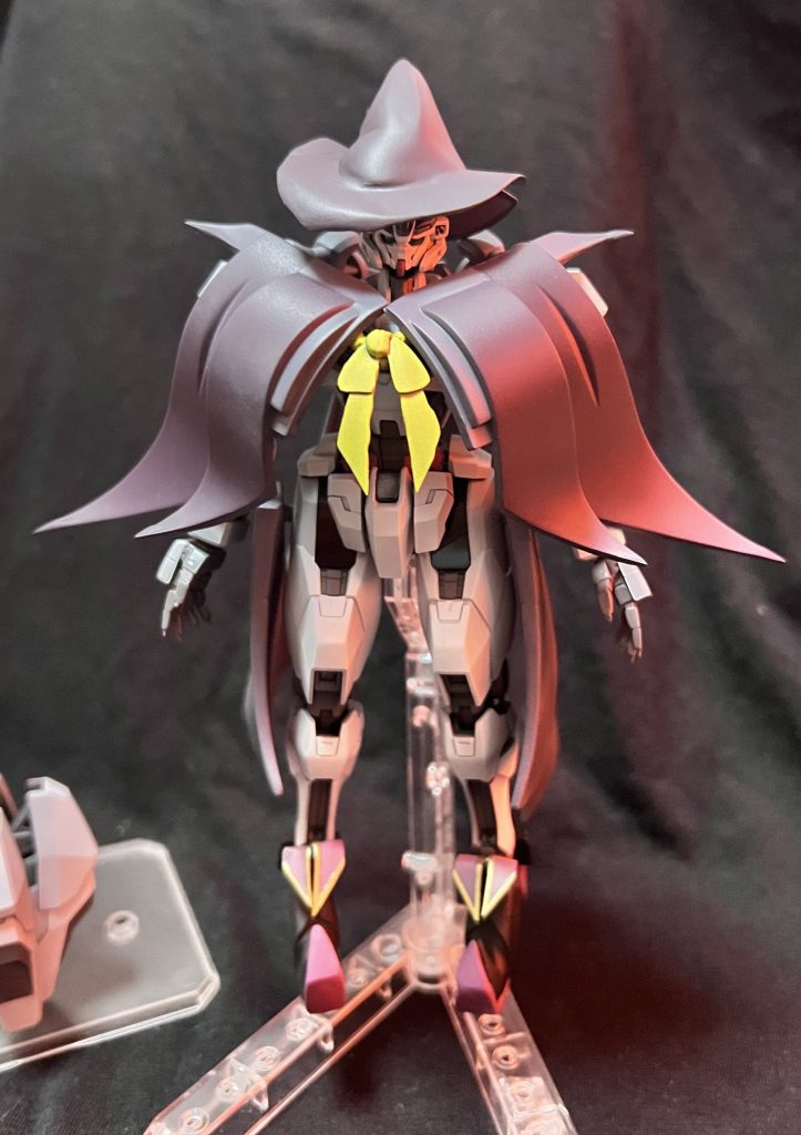 プライムビデオで水星を見返していたらキャリバーンも作りたくなってしまいキットを購入しました。普通に作っても面白くないので箒ランチャーの様な武装で固めた魔女のフルウェポン案を構想までしましたが発想が貧困で公式の様なオシャレ武器は思いつきませんでした。そこで参考がてらにと水星とは別の魔女アニメを見たらそちらの方に強い影響を受けてしまい安直に魔女コス版を作る事に決めました😅 