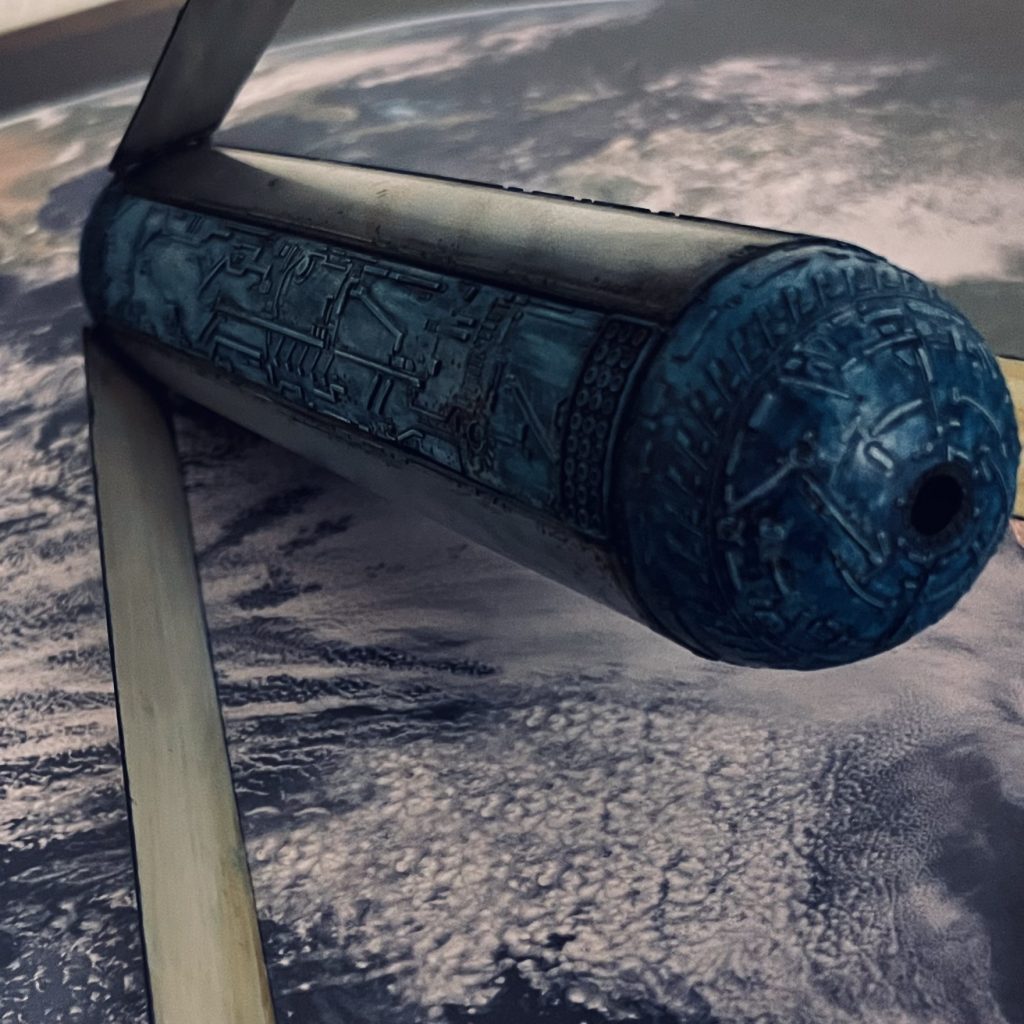 やや近めのアングルから。アニメーションの画像を参考にコロニーの外壁をブルー、ブレードの内側をイエローでまとめています。全体にブラウンでチッピングを施しています。