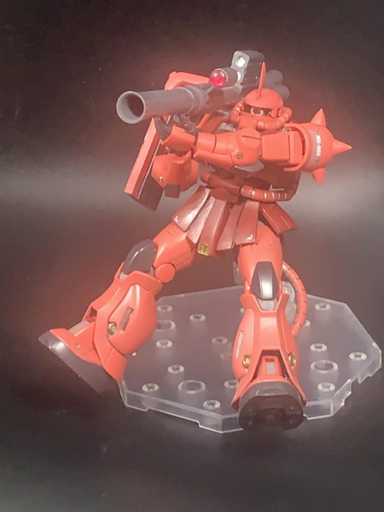 バズーカを構える姿。ルウム戦役の時の姿ですね。ザクの良さは色々な武器を持てる汎用性、どの武装も絵になります。