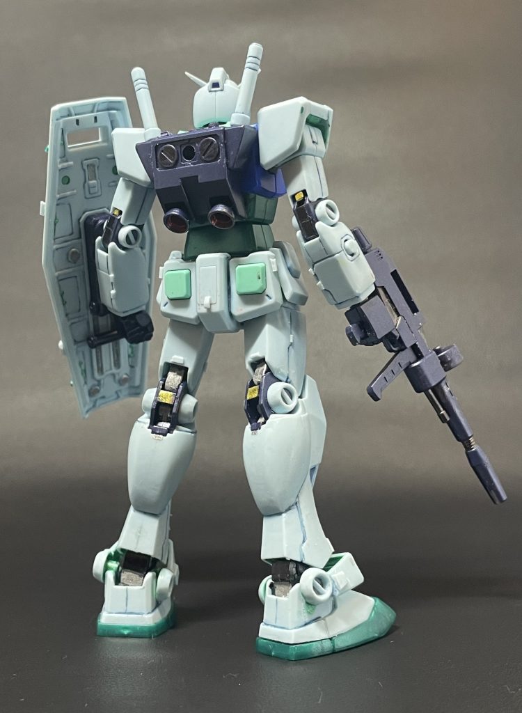 ふくらはぎのディテールは消しました。 簡単フィニッシュ時には塗料は使わないという制約でやってるので、部分塗装はガンダムマーカーのみです。墨入れはリアルタッチマーカーのブルーです。
