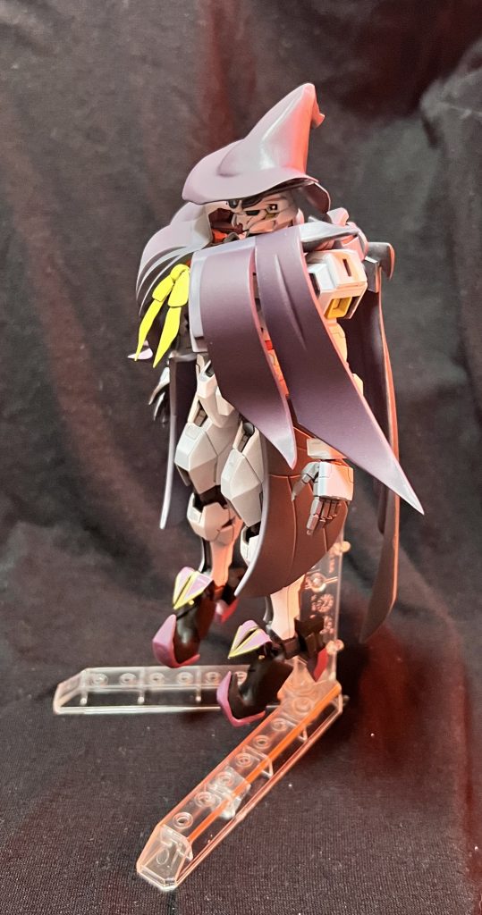 キャリバーンはガンダムにしては丸い顔、大きな瞳、細い腰、白い肌（機体色）にムッチリした太腿と女性的な印象です。しかし腰から上はロナウド並みにバキバキ💪なので魔女コスバージョンを作るにあたってローブを羽織らせて体型をカバーする作戦をとりました。