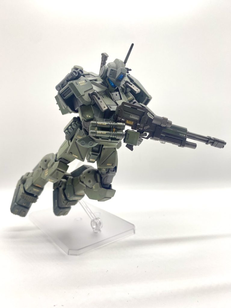 マシンガンを構えて、ダッシュ。似たようなショットになってしまいました(zaku-kao10)