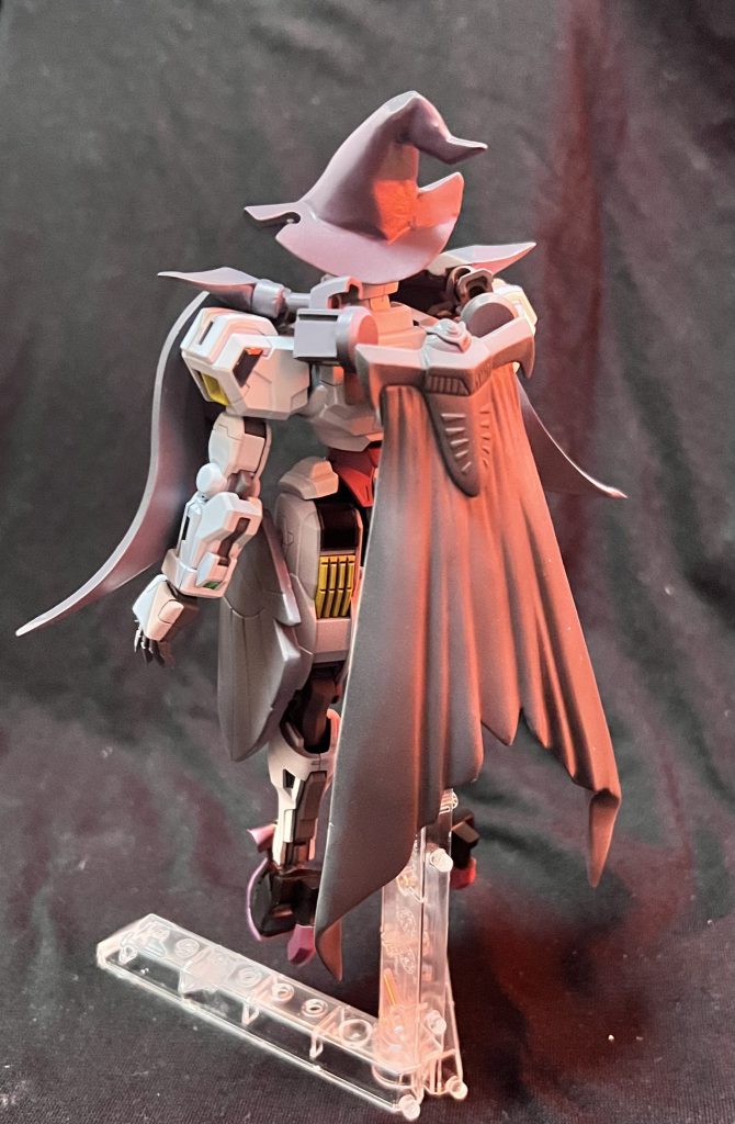 背中のマントはプライズのコレクタブルソフビ仮面ライダーファムから使いました。20年もののソフビなのでベタベタしてましたが、アルカリ電解水で拭いたら綺麗に落ちました。このヒラヒラ感はプラモじゃ出せませんね😆