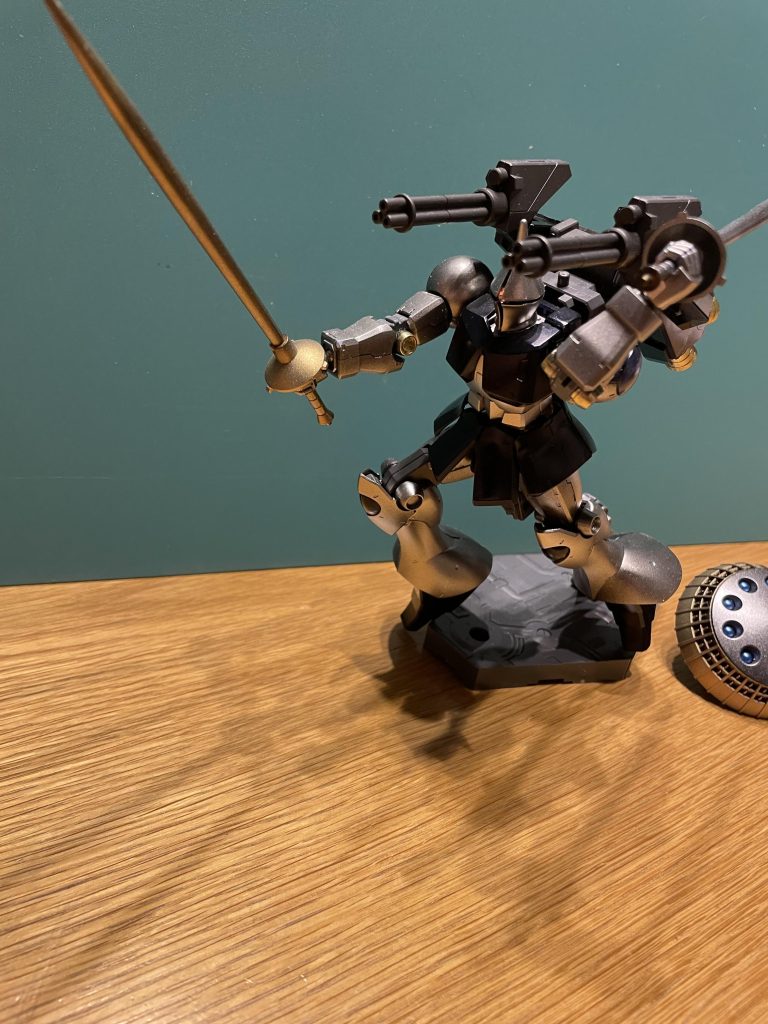 肩のガトリングで牽制しつつ突撃ー！剣は金と銀にしてます笑