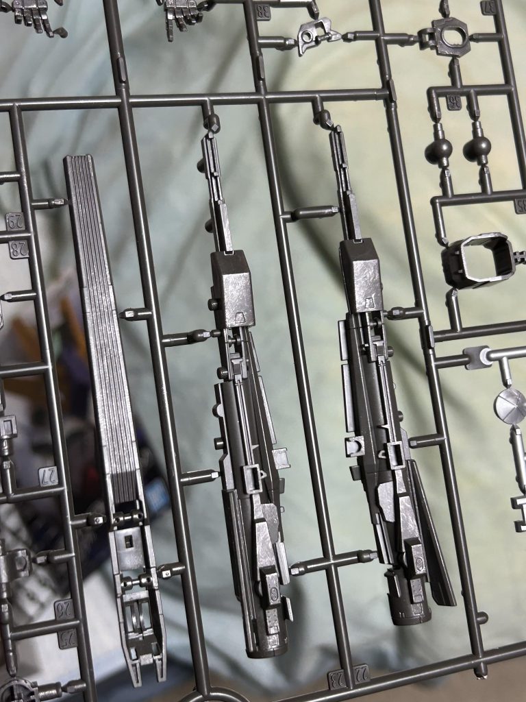 ドライブラシをかけたりシールを貼ったりしたパーツたち。擦れた金属感が好きです。