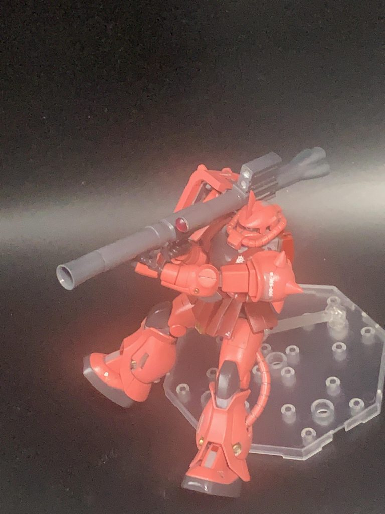 エポパテにより胸周りを大幅にボリュームアップ。アンテナとスパイクアーマーはシャープ化、盾はプラ棒とプラ板にて大型化とディティールアップ。フロントアーマーはプラ板にて延長、ふくらはぎ部分もエポパテにて大幅なボリュームアップ。各部プラ板、プラ棒、市販パーツ、スジボリ、デカールによりディティールアップ。ザクマシンガンもニコイチにしてロングバレル化及びグレネードを追加。