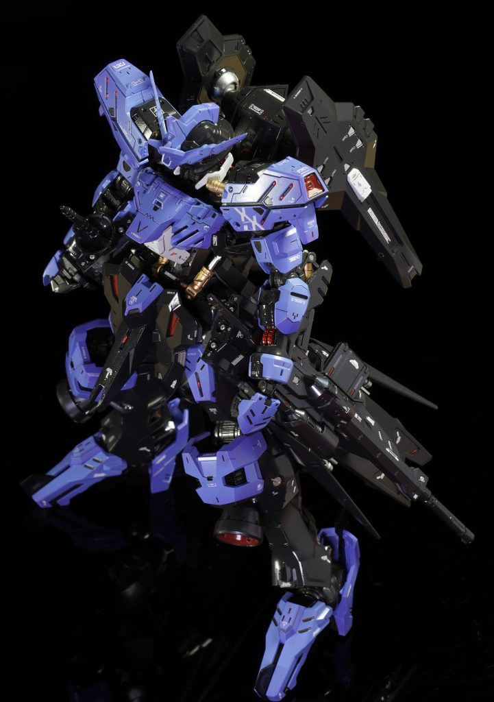 お気づきになられたでしょうか?青い装甲のほとんどでグラデーションを入れております!!えっ?わからなかったって?肉眼で見てもパッと見はわからないですねwけど、グラデのおかげで深みは間違いなく出てるので満足してます!設定通りの制作だったのであまりアレンジしすぎてもNG食らうとしんどいので無難なグラデとなりました!