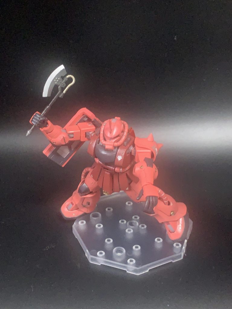 ヒートホークを構えるシャア専用ザク。ちなみにヒートホークとザクマシンガンの予備マガジンはマグネットで着脱可能にしています。