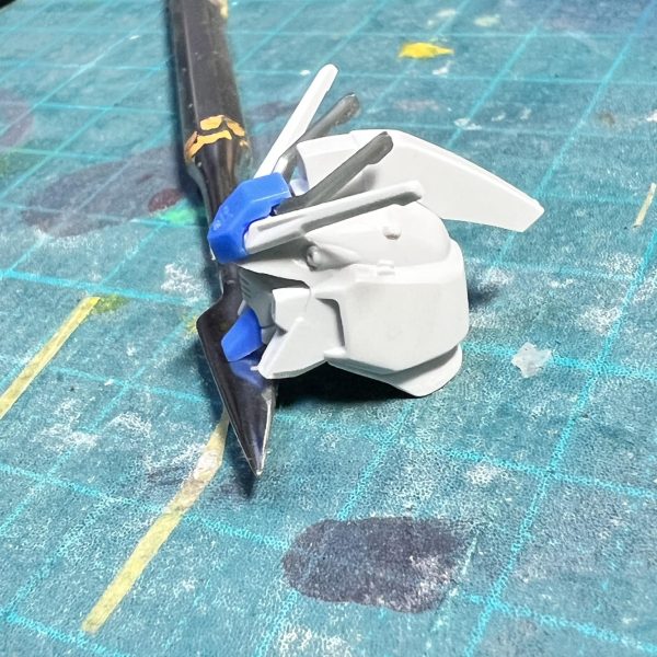 HGのハイニューを旧デザイン風に弄っています。RGにはどうやっても敵わないので気楽に作ります😅（5枚目）