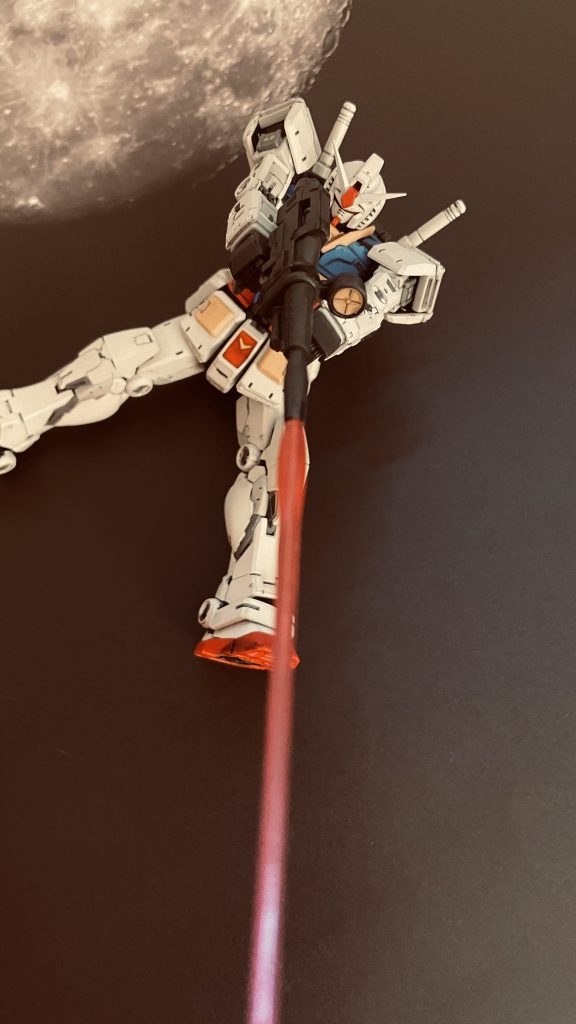 スレンダーのザクを狙いビームライフルを放つガンダムをイメージしています。モビルスーツは至極宇宙的な兵器なのだなと思うこの頃です。