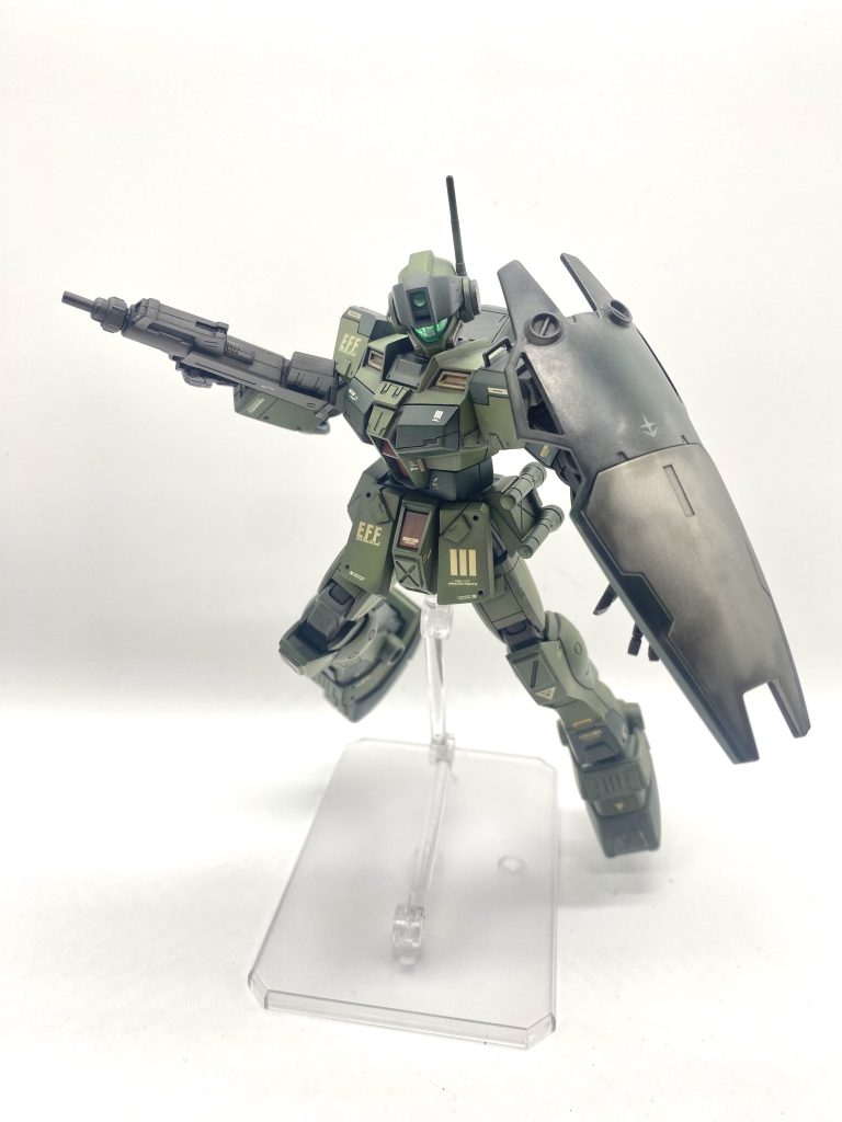 敵機の接近を察知し、早々と中距離戦に切り替えるジムスナイパー2。機体本来の動きを発揮し、敵機を迎え撃つ!フットワークの良さが見た目から滲み出てる1枚。
