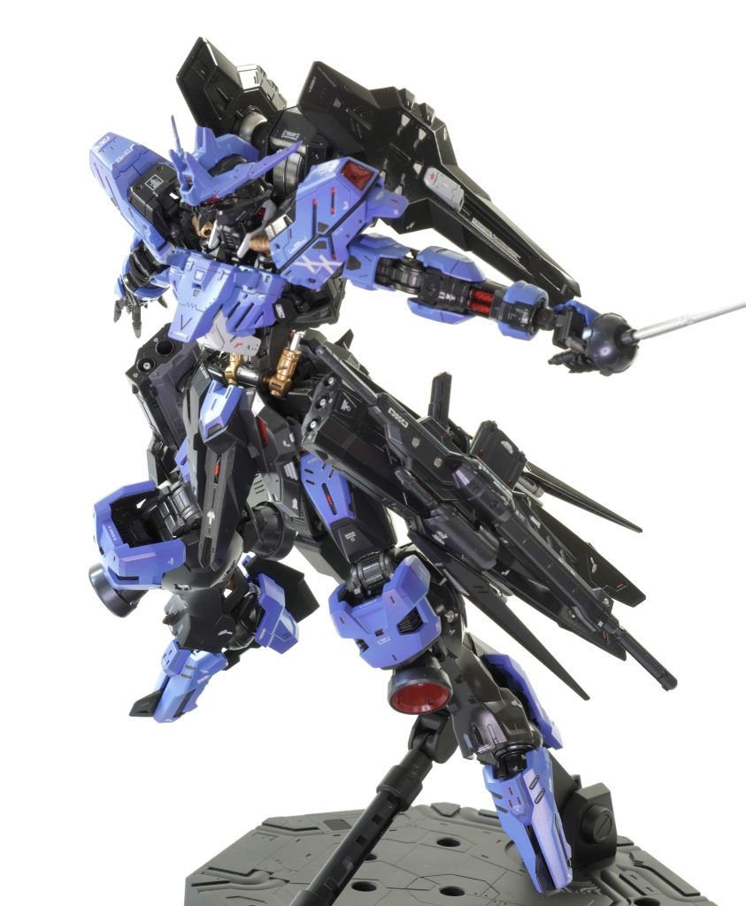 肩先にあるバーニアの塗分けが大変でしたね、、、基本塗装完了後→赤エナメルエアブラシ→ふき取り→クリアトップコートでセーブ→淵をダークグレーで筆塗